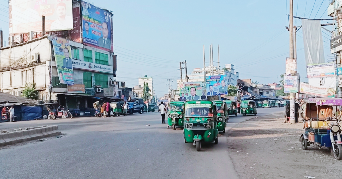 দাগনভূঞা বাজার জুড়ে অবৈধ স্ট্যান্ড